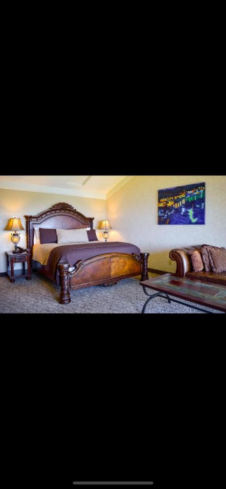 Superior King Room with Spa Bath interior